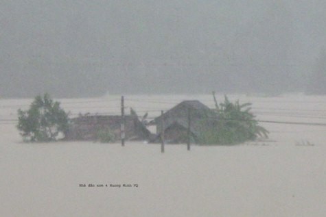 Trên địa bàn tỉnh Hà Tĩnh nhiều vùng ngập lũ vẫn đang có mưa lớn